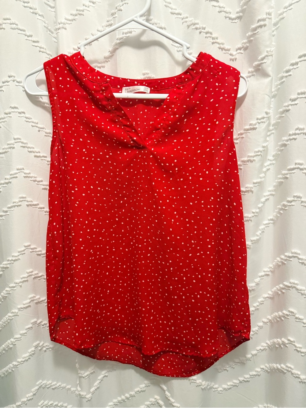 89th & Madison Red Sleeveless V-Neck Polka Dot Camisole